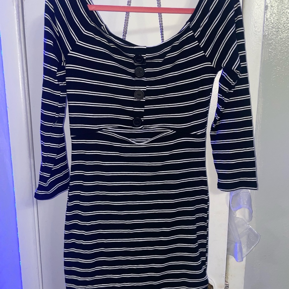 Dresses - Picture 4 of 9